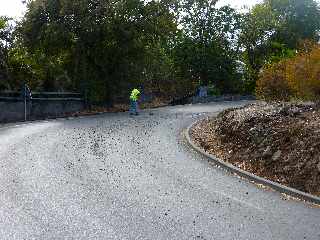 Gravillons rpandus sur la route de Bois d'Olives