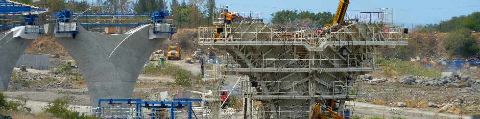 Chantier de construction du nouveau pont sur la Rivire Saint-Etienne - Piles