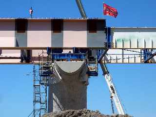 29 novembre 2011 - Chantier du pont sur la Rivire St-Etienne - Lanage du tablier sur la P6