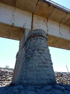 Pile de l'ancien pont amont sur la rivire St-Etienne