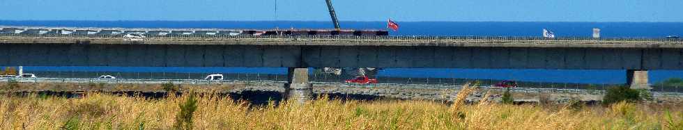 29 novembre 2011 - Chantier du pont sur la Rivire St-Etienne - Lanage du tablier sur la P6