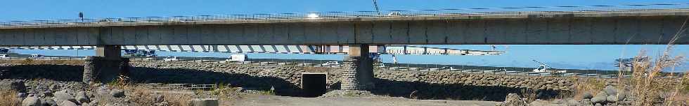 29 novembre 2011 - Chantier du pont sur la Rivire St-Etienne - Lanage du tablier sur la P6