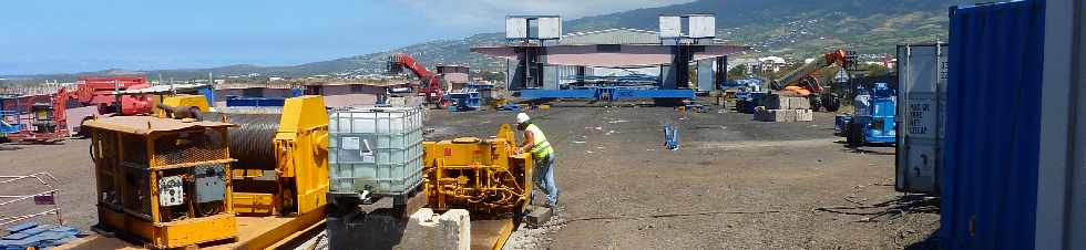 29 novembre 2011 - Chantier du pont sur la Rivire St-Etienne - Lanage du tablier sur la P6