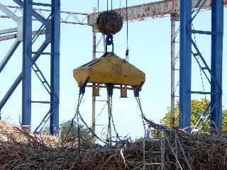 Casernes - St-Pierre - Dchargement d'une remorque charge de cannes