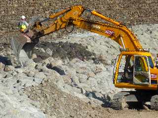 Chantier du nouveau pont sur la rivire St-Etienne - janvier 2012 - Travaux de pose d'enrochements