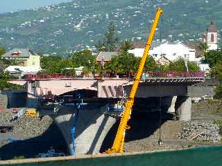 Chantier du nouveau pont sur la rivière St-Etienne - janvier 2012 - Tablier courbe sur P2 et P1