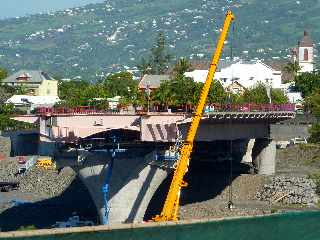 Chantier du nouveau pont sur la rivire St-Etienne - janvier 2012 - Tablier courbe sur P2 et P1