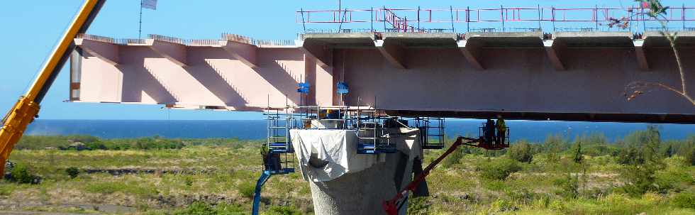 Chantier du nouveau pont sur la rivire St-Etienne - janvier 2012 - P2 - Pose des dalles prfabriques