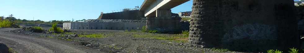 Pont sur la Rivire St-Etienne - Rive gauche - Mur de rehausse