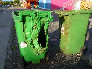 St-Pierre - Quartier des Casernes - Poubelles brles