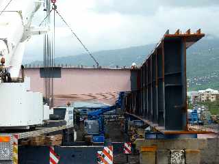 Mars 2012- Construction du pont sur la Rivire St-Etienne - Pose d'une pice de pont