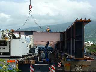 Mars 2012- Construction du pont sur la Rivire St-Etienne - Pose d'une pice de pont