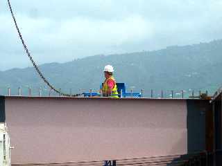 Mars 2012- Construction du pont sur la Rivire St-Etienne - Pose d'une pice de pont