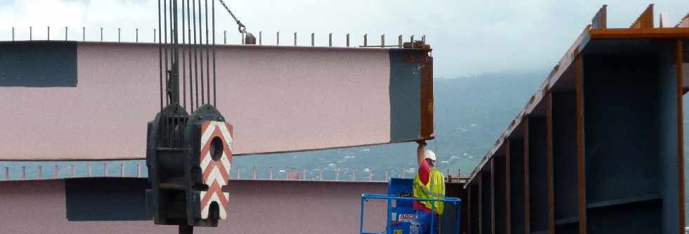 Mars 2012- Construction du pont sur la Rivire St-Etienne - Pose d'une pice de pont