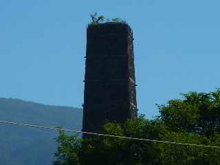 Chemine de l'ancienne usine sucrire de Mahavel - St-Pierre