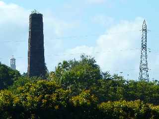 Ancienne cheminée de l'usine de Mahavel