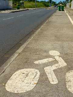 Poubelles sur piste cyclable