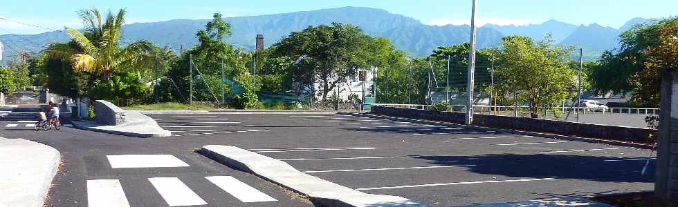 Pierrefonds - Parking de l'cole Benjamin-Molose