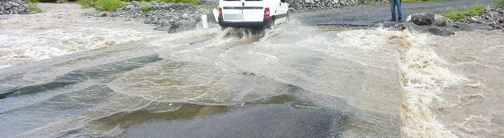 Fortes pluies du 27 mars 2012 - Radier du Ouaki submergé