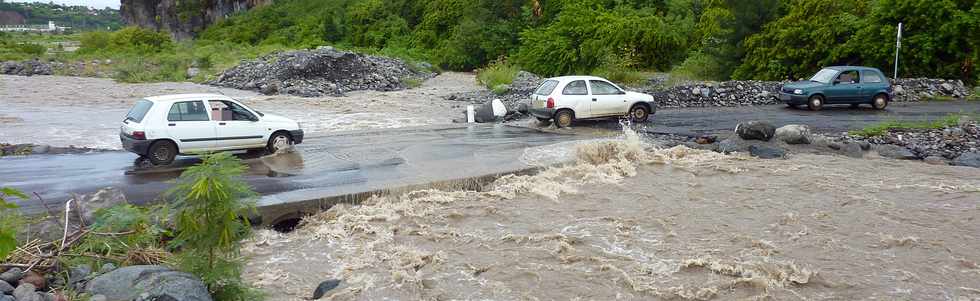Fortes pluies du 27 mars 2012 - Bras de Cilaos - Radier du Ouaki submergé