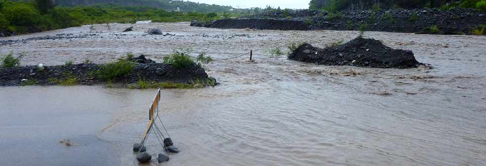 Crue du Bras de Cilaos le 28 mars 2012 -