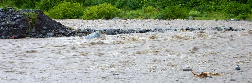 Crue du Bras de Cilaos le 28 mars 2012 -