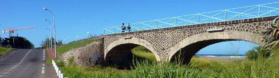 St-Pierre - Rue de la Poudrire - Ancien pont du chemin de fer sur la Ravine Blanche