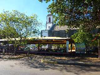 St-Louis -  Mange sur la place de l'glise