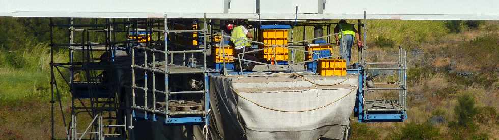 Chantier du pont sur la Rivire St-Etienne - Juillet 2012 - Dvrinage du tablier sur la P5