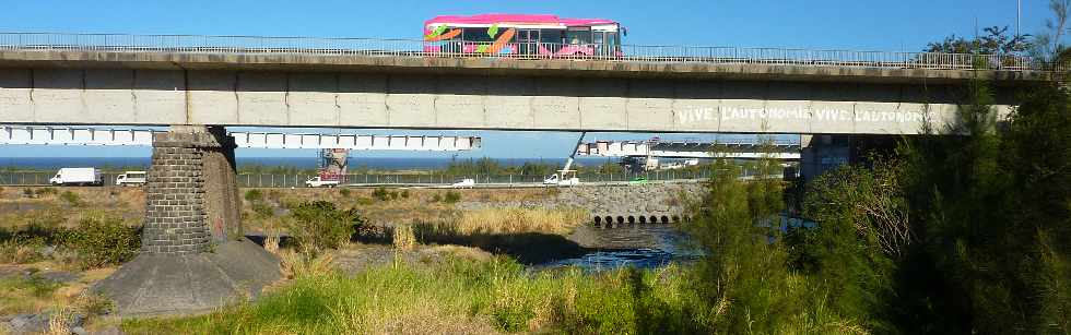 Nouveau Transport runionnais sur le pont de la rivire St-Etienne