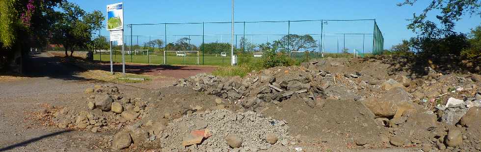 Pierrefonds - Gravas devant le plateau sportif - juillet 2012