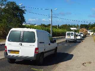 Ligne Paradis - Tracteur et sa remorque charge de cannes - File d'autos