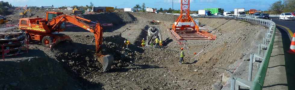 Rive gauche de la Rivire St-Etienne - Chantier des accs aux ponts