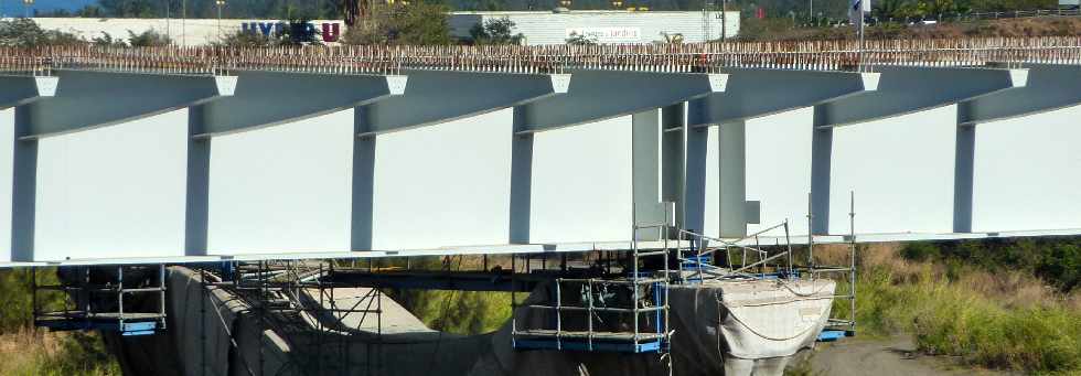 Pont sur la Rivire St-Etienne - Tablier sur appuis provisoires