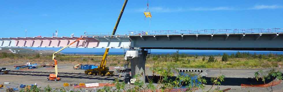 Mise en place des dalles sur le tablier du pont de la Rivire St-Etienne - Aot 2012