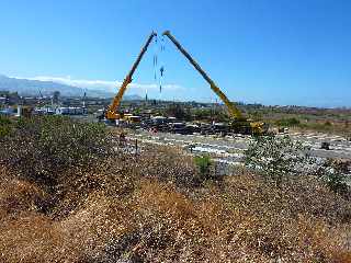 Chantier du pont sur la Rivire St-Etienne -  Levage des dalles