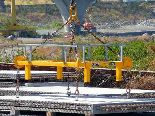 Chantier du pont sur la Rivire St-Etienne -  Levage des dalles