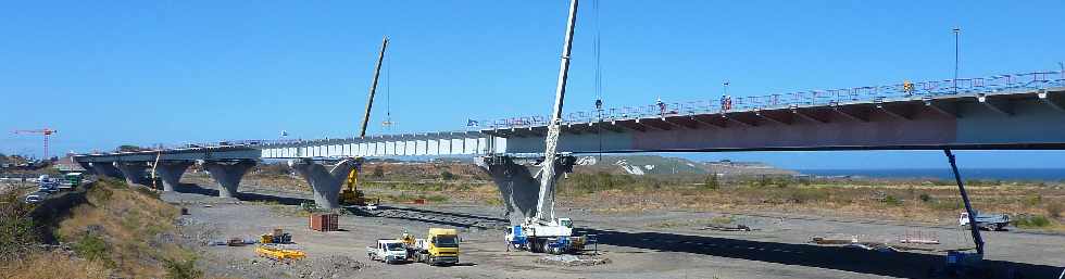 Chantier du pont sur la Rivire St-Etienne -  Mise en place des dalles sur le tablier