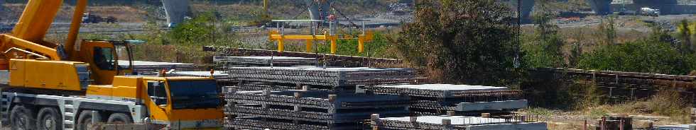 Chantier du pont sur la Rivire St-Etienne -  Levage des dalles