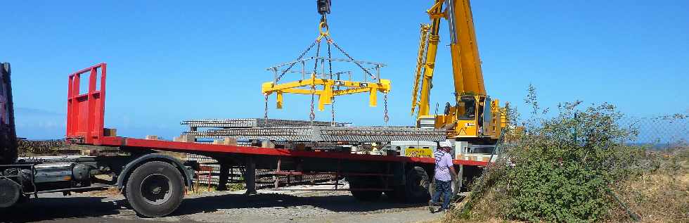 Chantier du pont sur la Rivire St-Etienne -  Transport des dalles