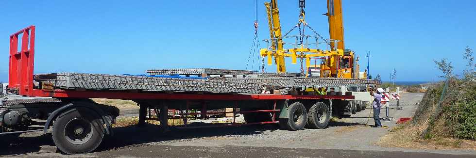 Chantier du pont sur la Rivire St-Etienne -  Transport des dalles