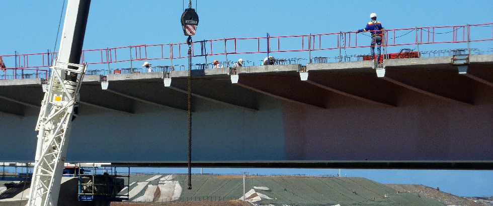 Chantier du pont sur la Rivire St-Etienne -  Clavage des dalles