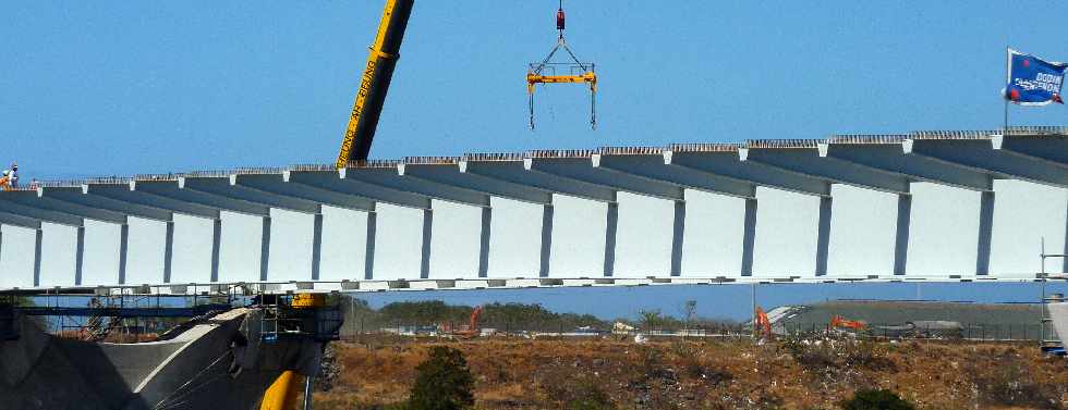 Chantier du pont sur la Rivire St-Etienne -  Pose des dalles