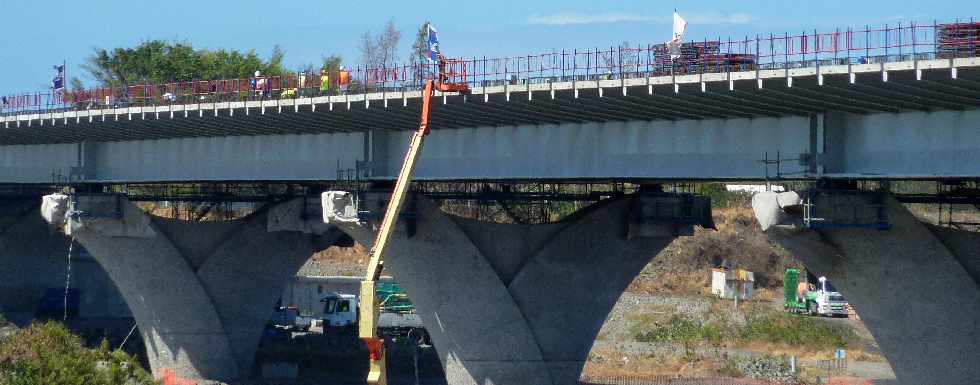 Chantier du pont sur la Rivire St-Etienne -  Clavage des dalles