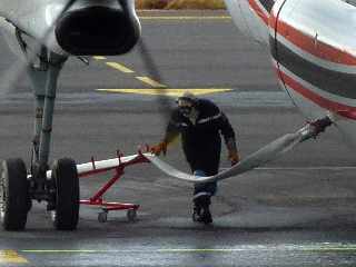 Aéroport de Pierrefonds - 12/10/2012 - Dash 8 - Mise en place du tuyau de remplissage des soutes