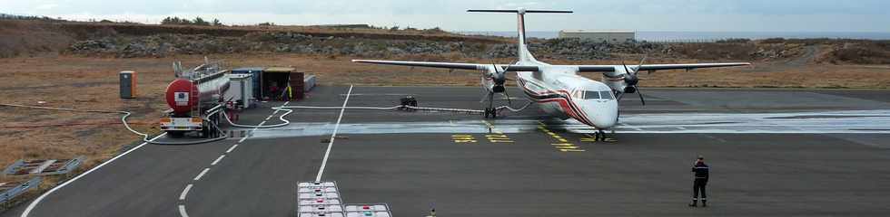 Aroport de Pierrefonds - Remplissage du Dash 8