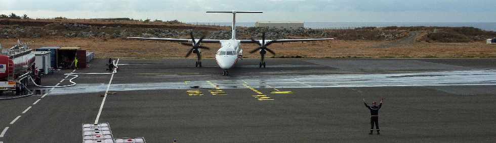 Aéroport de Pierrefonds - 12/10/2012 - Dash 8 de retour au parking pour remplissage des soutes