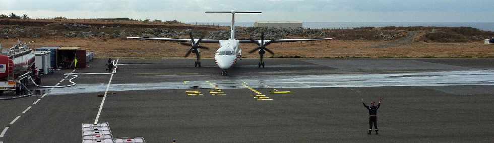 Aroport de Pierrefonds - 12/10/2012 - Dash 8 de retour au parking pour remplissage des soutes