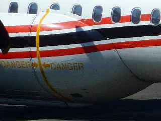 Dash 8 au parking  l'aroport de Pierrefonds - octobre 2012