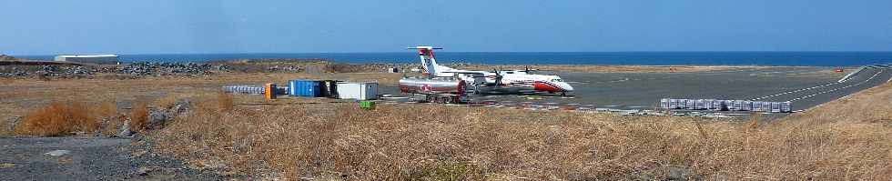 Pierrefonds - Dash 8 au parking - 14 octobre 2012